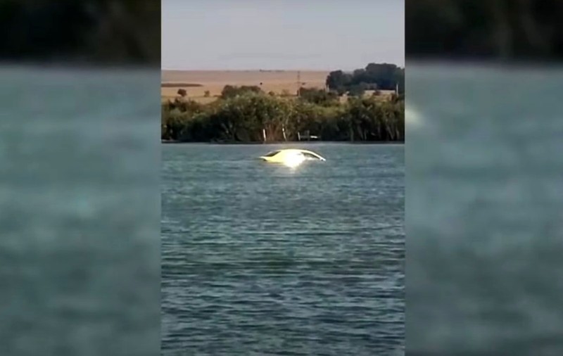 O mașină a ajuns în mijlocul unui lac din Constanța, după ce șoferița nu a tras frâna de mână