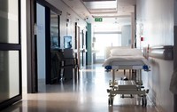 Holul unui spital de urgență, există un pat gol și nu sunt pacienți care să aștepte la ușile cabinetelor