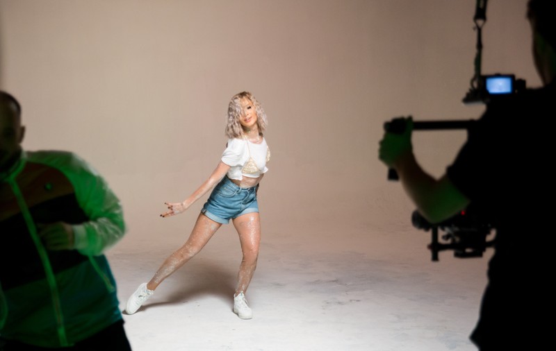 FOTO EXCLUSIV/ Alina Eremia, „îmbrăcată” cu 4 kg de sclipici pentru o schimbare inedită de look. A vrut un suflu nou pentru cel mai recent clip