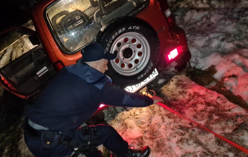 O familie din Craiova a rămas înzăpezită în noaptea de Înviere. Cât a durat intervenţia jandarmilor
