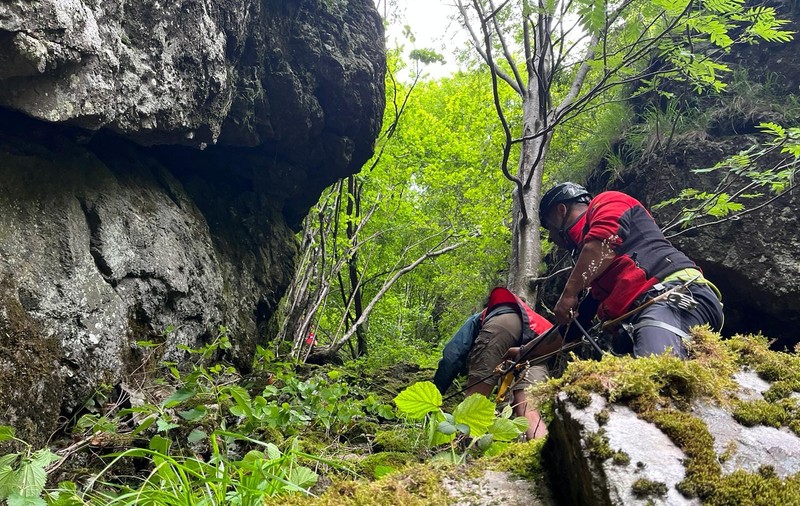 Doi turiști olandezi, blocaţi de luni seară pe un versant abrupt din Făgăraş, recuperaţi cu elicopterul