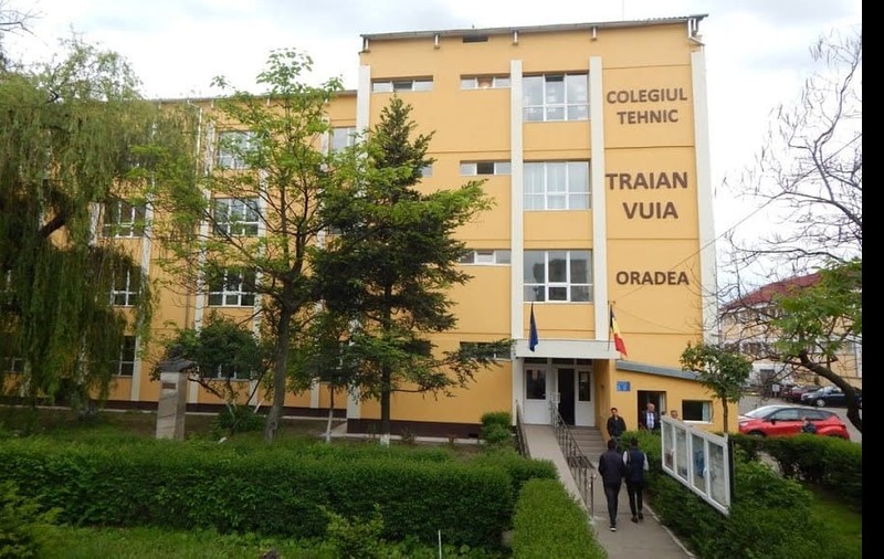 Prietenul elevei din Oradea care și-a înjunghiat pedagogul a fost reținut de procurori. A fost fotografiat în liceu cu un cuțit în mână