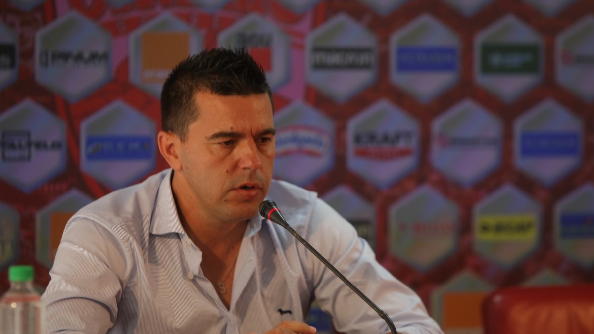 Cosmin Contra susține o conferință de presă