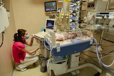 Medicii neonatologi urmăresc absolut toți parametrii bebelușilor