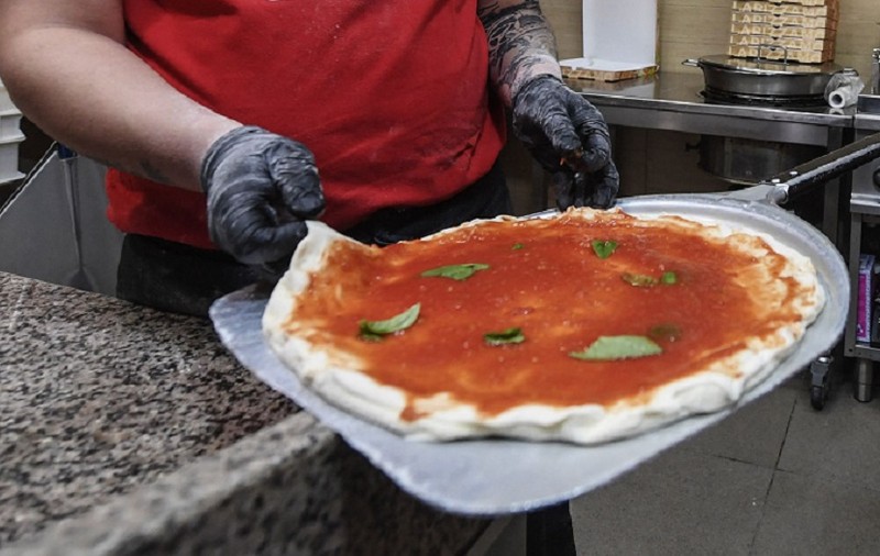 O minciună spusă de un bărbat care lucra într-o pizzerie a băgat Australia de Sud în carantină