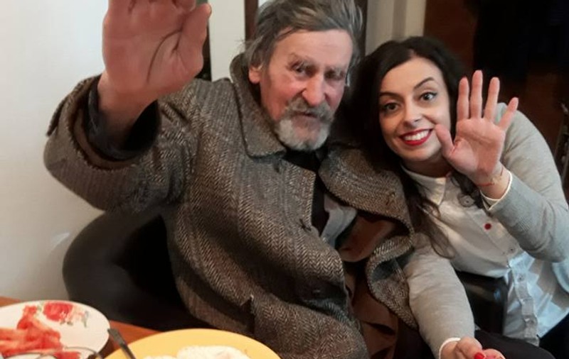 O tânără din Timișoara a luat acasă un sărman cu haine murdare și ude. Bătrânul a stat peste 20 de ani la Chicago