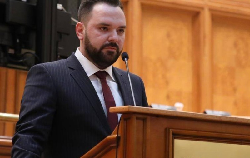 Piedone junior și-a publicat CV-ul. Unde a făcut facultatea și cum se recomandă: „Capacitate foarte bună de comunicare cu diverse părţi interesate”