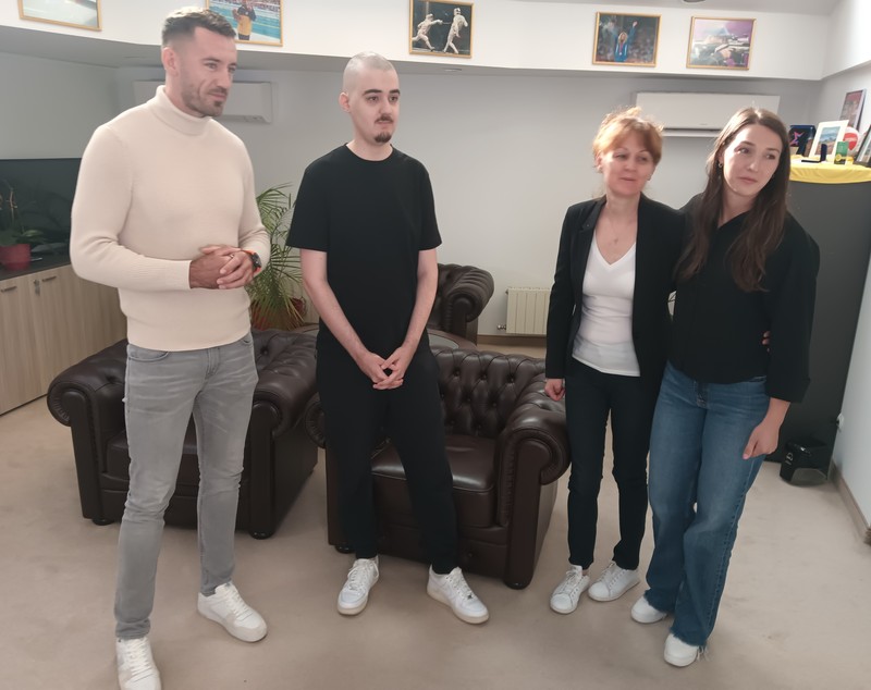 Alex, bolnav de cancer, e în Turcia pentru chimioterapie. Băiatul, fiul a doi foști canotori, are nevoie de 250.000 de euro pentru a face apoi imunoterapie cu un medicament care îi poate salva viața