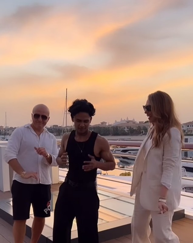 Imagini cu Iulia Vântur și Costi Ioniță distrându-se în Dubai. Vedeta a dansat desculță, alături de cântăreț