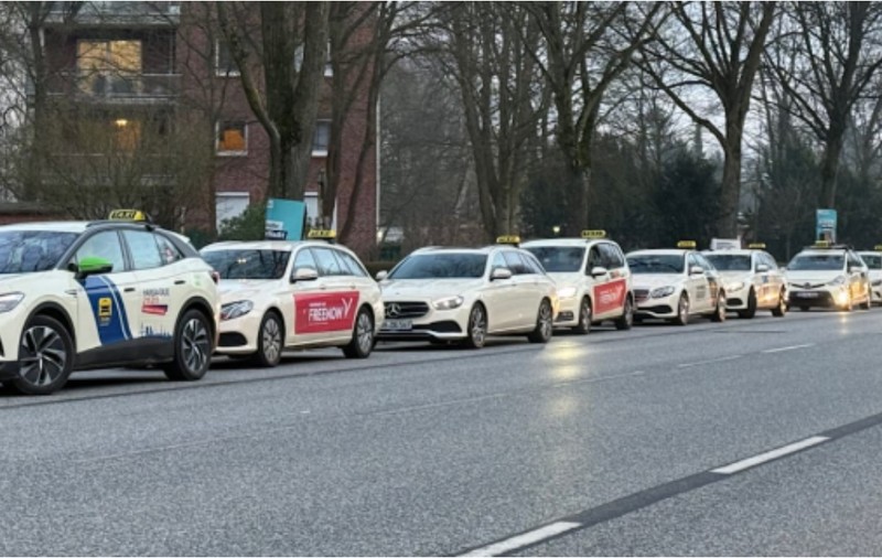 Sute de taxiuri au blocat o bandă pe o stradă din Hamburg dintr-un motiv care i-a surprins până și pe polițiștii veniți urgent să afle ce se întâmplă