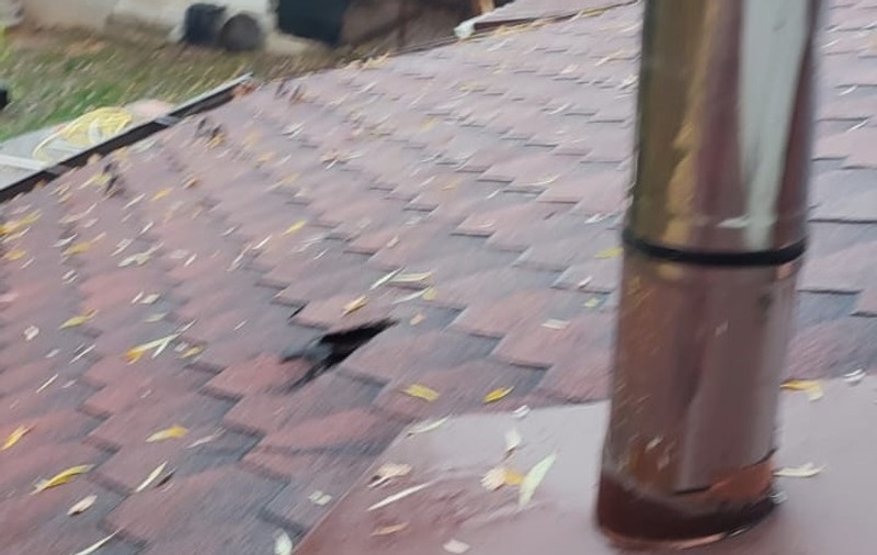 Bucăți dintr-o rachetă antigrindină au căzut peste o casă din Valea Călugărească, județul Prahova
