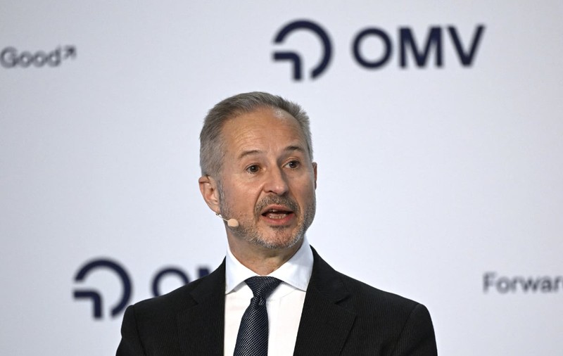 „Conduceți mai puțin și mai încet”. Șeful OMV avertizează că „am putea rămâne fără combustibil”