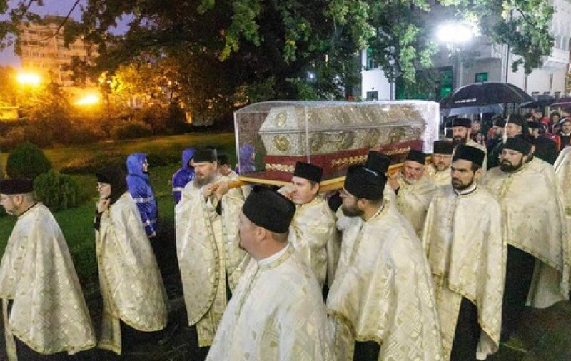 A început pelerinajul la moaștele Sfintei Parascheva, la Iași. Mii de credincioși stau la coadă, în ploaie