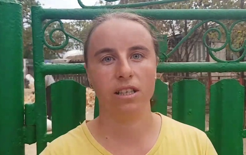 VIDEO | O mamă din Gura Șuții a spus că fetița ei a fost la un pas de a fi răpită. „Când m-am dus după ea, au plecat în trombă!”