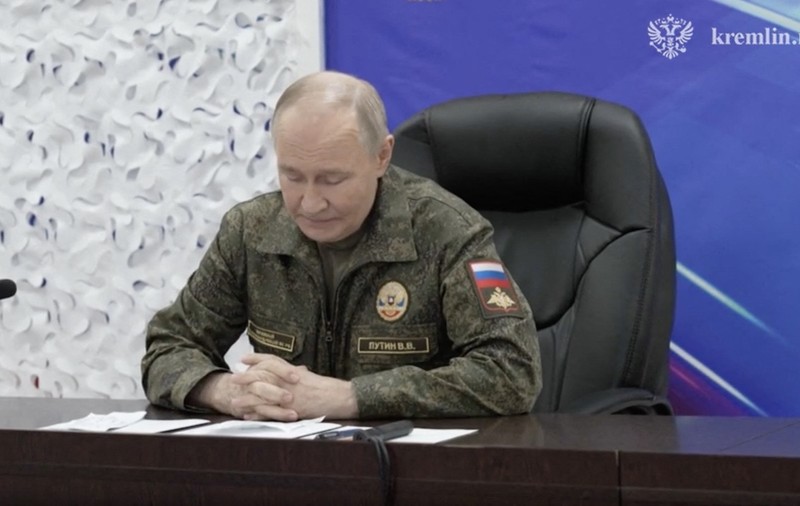 Vladimir Putin se filmează într-un centru de comandament și susține că soldații săi au cucerit orașul Kupiansk. Armata ucraineană neagă categoric