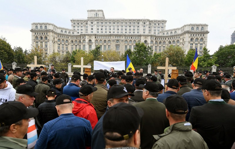 Silvicultorii au adus capace de sicriu în faţa Parlamentului, pentru a aminti de pădurarii ucişi. Cer arme şi statut de poliţişti