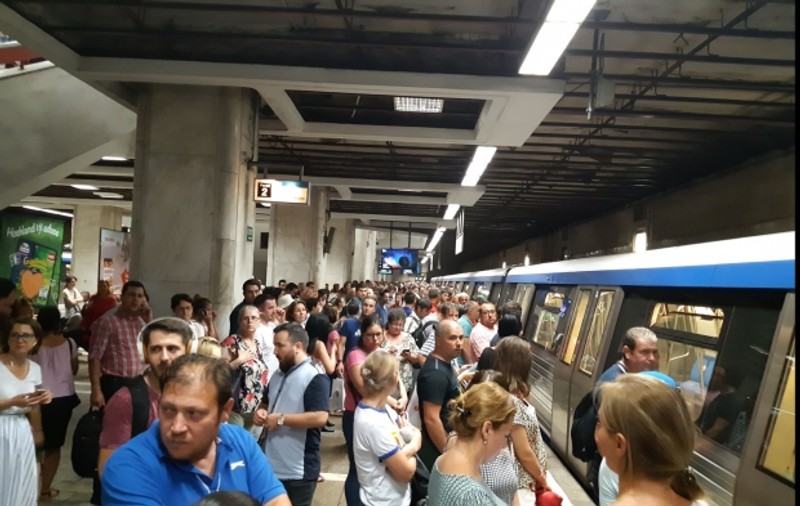 Sindicaliştii de la metrou continuă marţi protestele în faţa Guvernului
