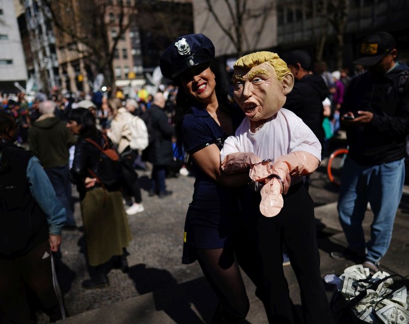 Imaginile unei zile istorice: inculparea fostului președinte Donald Trump, în fața unei Americi uluite