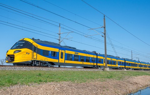 Alstom - un tren pe calea ferată