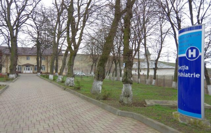 Un pacient al spitalului din Burdujeni a fugit îmbrăcat doar în lenjerie intimă. În ce stare l-au găsit polițiștii