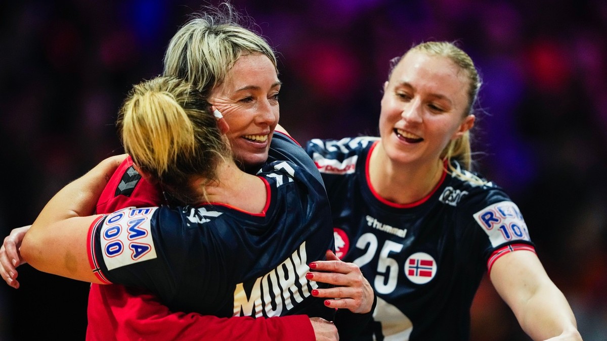 Naţionala Norvegiei a cucerit duminică, la Rotterdam, medalia de aur la Campionatul Mondial. Morke s eim bratiseaza cu portarul Katrine Lunde,, iar o alta jucatoare norvegiană se apropie de ele