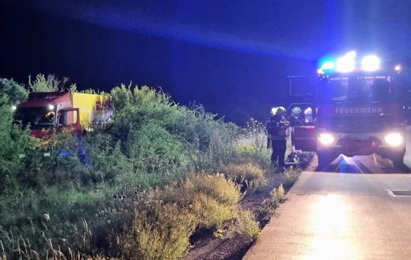 Un șofer găsit cu camionul în tufișuri, lângă autostradă, a adormit de mai multe ori în timp ce încerca să sufle în alcooltest, în Germania