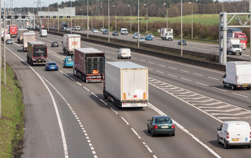 Noi reguli pentru șoferii cu permis categoria B din 1 iulie 2026: tahograf obligatoriu pentru vehicule între 2,5 și 3,5 tone care fac transport internațional în UE