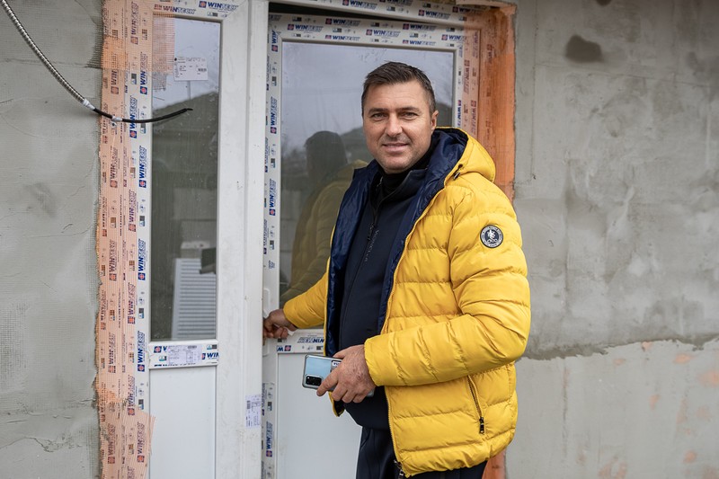 Viceprimarul Cristian Vasile deschide ușa casei familiei Dinu