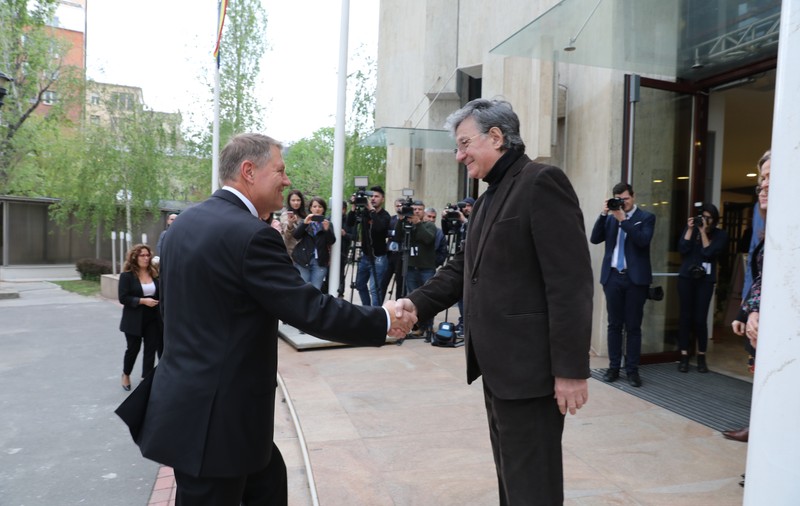 Iohannis a anunțat că este alături de artiștii care vor protesta duminică seara