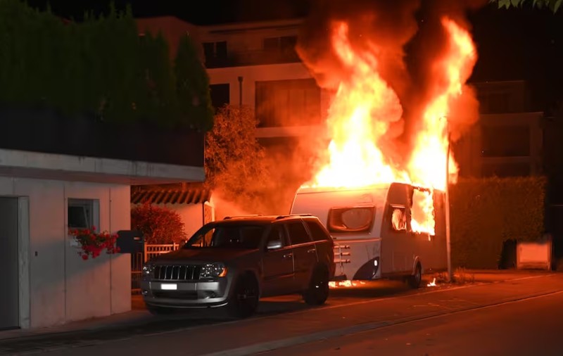 Un pompier elvețian este acuzat că a declanșat 8 incendii, apoi a sosit să le stingă alături de echipele de intervenție: „Plictiseală și frustrare”
