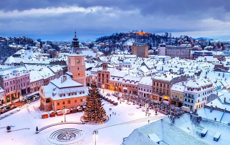 Câți bani cheltuie românii în decembrie. Suma pe care o plătesc pentru vacanța de iarnă