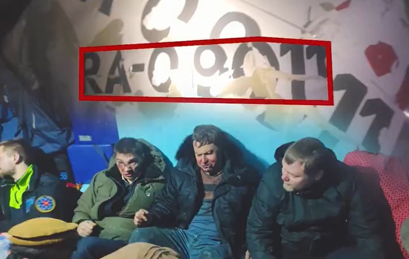 Talibanii au publicat imagini cu membrii echipajului care au scăpat cu viață după prăbușirea unui avion rusesc, în Afganistan. Pasagerii, doi milionari ruși, au murit