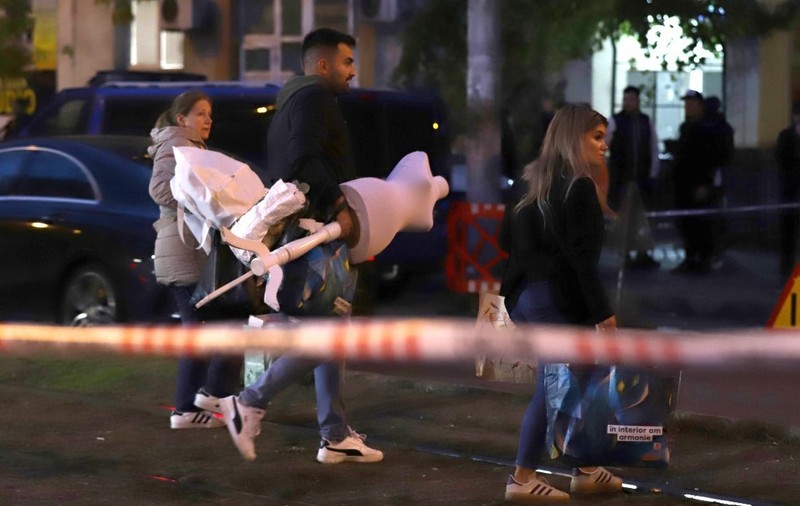 Un tânăr a recuperat rochia de mireasă a viitoarei soții din blocul alăturat celui care a explodat în cartierul Rahova din București