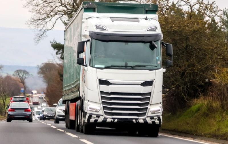 Un român a rămas fără benzină pe autostradă și l-a călcat un TIR în timp ce-și împingea mașina spre benzinărie, în Germania