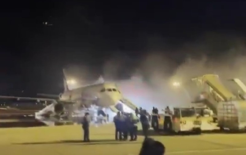 Un avion a luat foc pe pistă, în Coreea de Sud. Pasagerii, evacuați pe tobogane gonflabile | VIDEO
