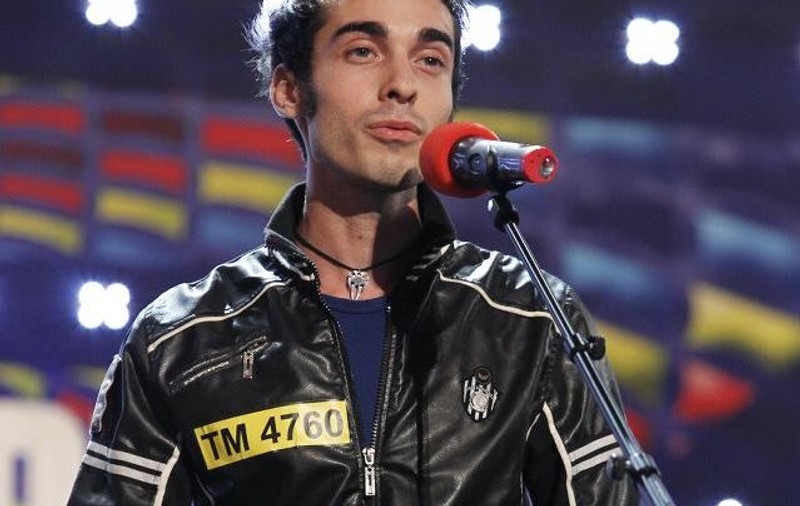 A venit cu o sticlă de vodcă pe scenă, dar dansul lui a făcut ISTORIE la ”Românii au talent”!