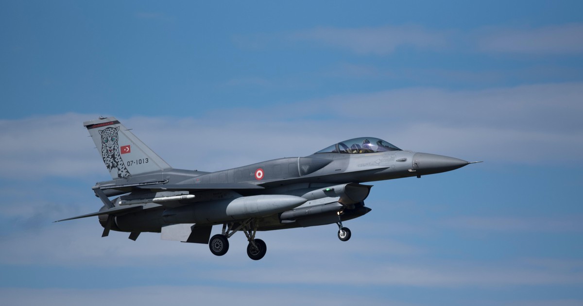 F 16 al armatei turce încarcat rachete AIM-9 Sidewinder. Foto: Profomediia