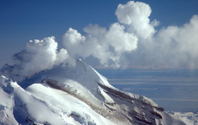 Unul dintre cei mai mari vulcani din Alaska a început să erupă