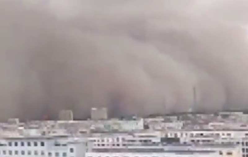 Imagini spectaculoase! Un oraș a fost înghițit, în doar câteva minute, de o furtună de nisip