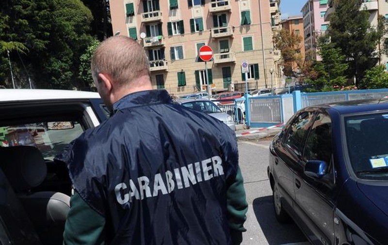 Trei români au furat din Italia îmbrăcăminte Armani de 2 milioane euro | VIDEO