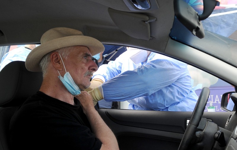 Centru de vaccinare drive-thru, deschis în sectorul 4. Unde se află și după ce program funcționează