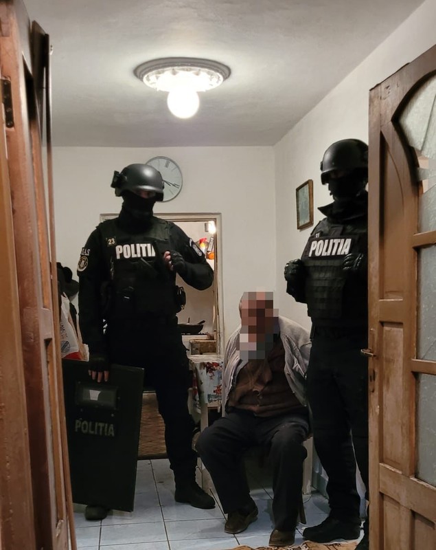 Fetiță de 4 ani salvată de mascați din beciul în care o sechestrase tatăl ei, la Săvinești. Bărbatul i-a așteptat pe polițiști cu toporul în mână