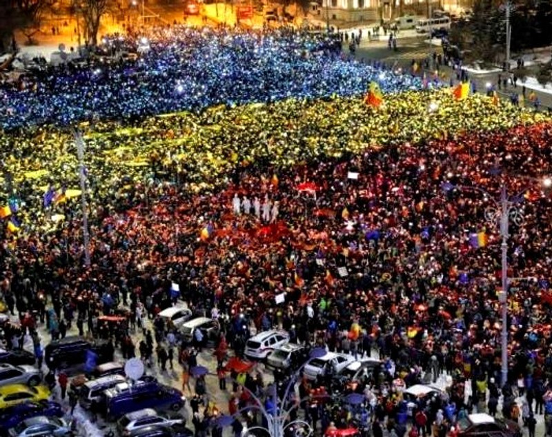 LIVE TEXT/ Mitingul diasporei, în Piața Victoriei. Război total între jandarmi și huligani (FOTO&VIDEO)