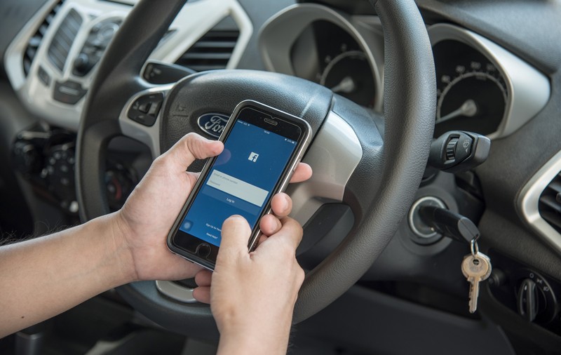 Un șofer din Arad s-a izbit de un camion în timp ce scria pe Facebook la volan. A murit la scurt timp după ce a paralizat