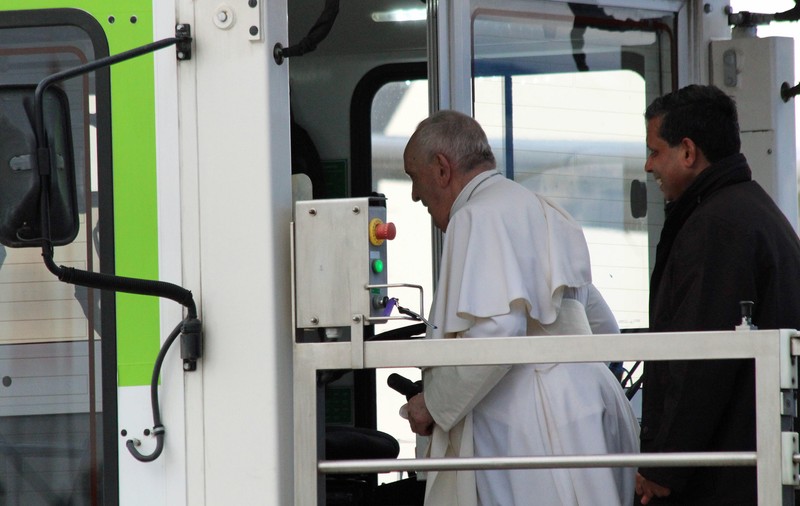 Pentru prima oară, Papa Francisc a folosit un lift pentru a urca într-un avion. Explicația Vaticanului