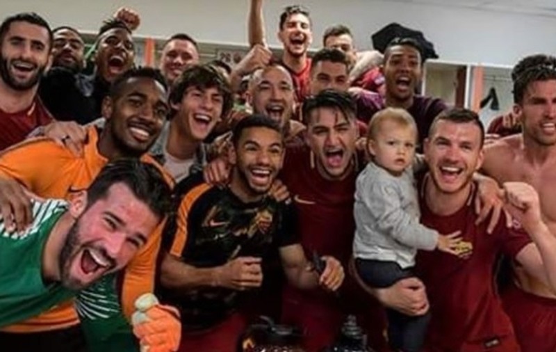 Bucuria nebună a celor de la Roma după ce au eliminat Barcelona. Ce s-a întâmplat când Totti a intrat în vestiar | VIDEO