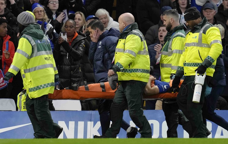 Fundașul spaniol Azpilicueta, scos de pe teren cu masca de oxigen pe față, după ce a fost accidentat în meciul lui Chelsea cu Southampton