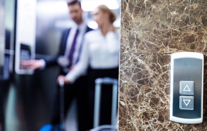 10 femei urmăreau turiștii în lifturi, se ascundeau printre bagaje și le furau portofelele în doar câteva secunde, pe aeroportul din Milano