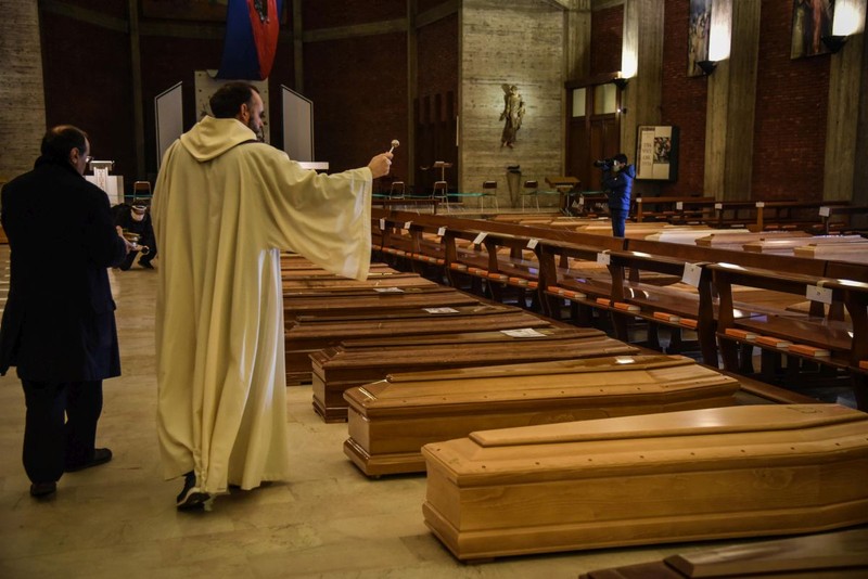 Virusul a făcut numeroase victime la Bergamo și în întreaga regiune Lombardia FOTO: EPA