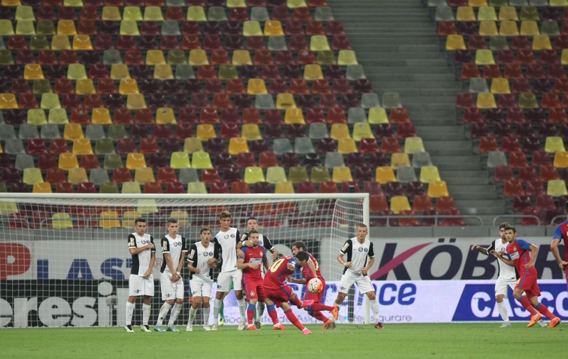 Liga I. Steaua - Viitorul 1-0. Gabi Iancu a fost exclus din lot, dar un alt specialist al loviturilor libere, Nicușor Stanciu, a rezolvat meciul cu un trasor. ^Gică Hagi, eliminat pentru proteste. Varela a jucat volei în careu, dar oaspeții tot n-au primit penalty / FOTO